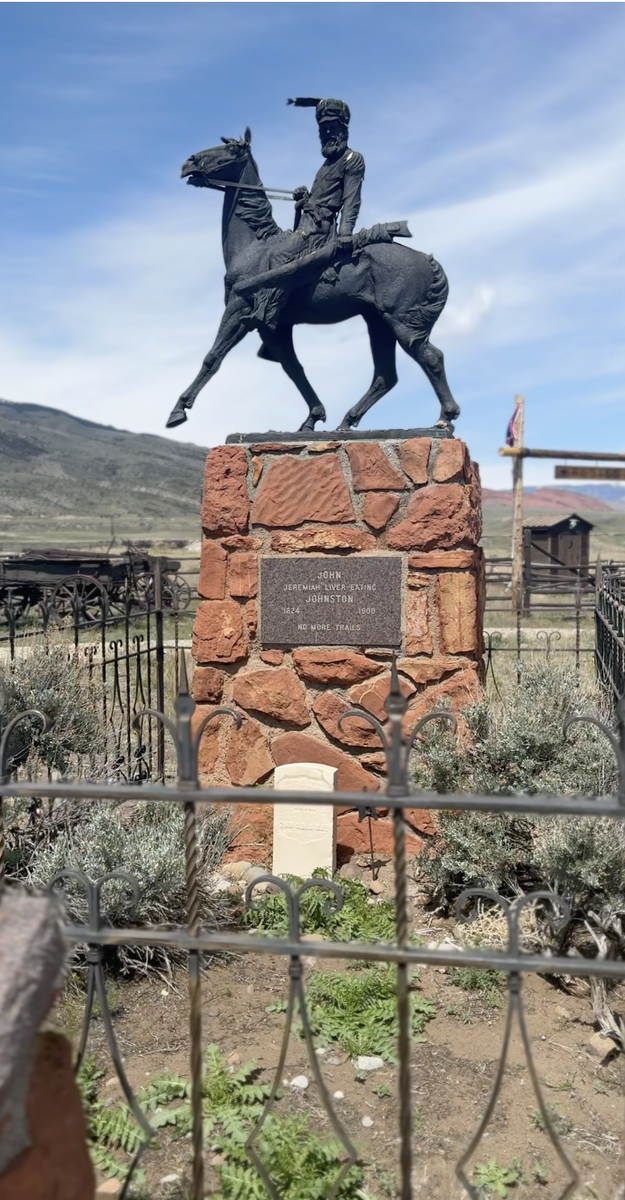 Памятник Иеремия Джонсону на его могиле. Он был знаменит тем, что мстя за свою жену обидел огромное колличество индейцев и был прозван "Поедатель печени" ну вы поняли..