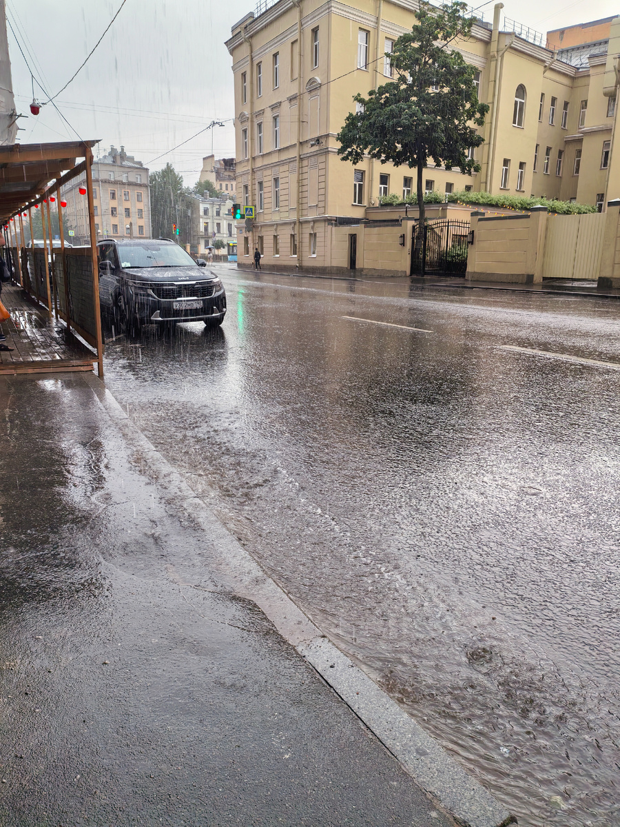 Спасительный дождь наконец пошёл, но прохлады не принёс.