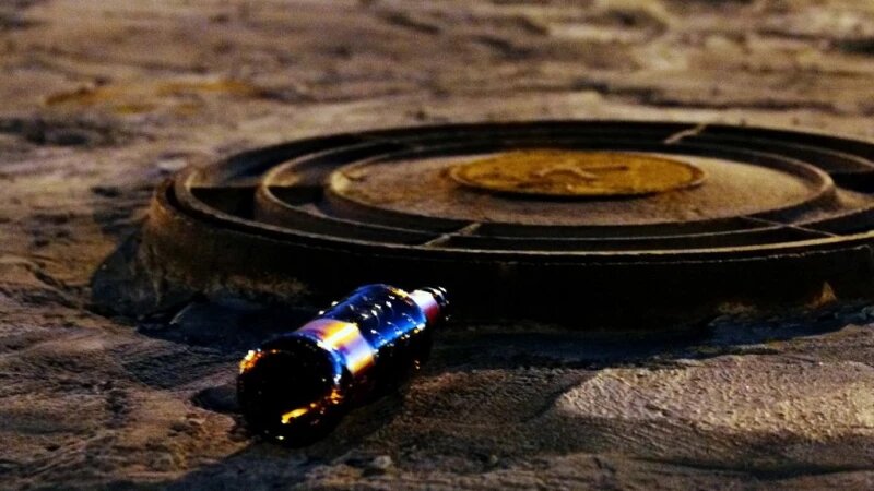     Канализационный люк. Бутылка. Михаил Хаустов