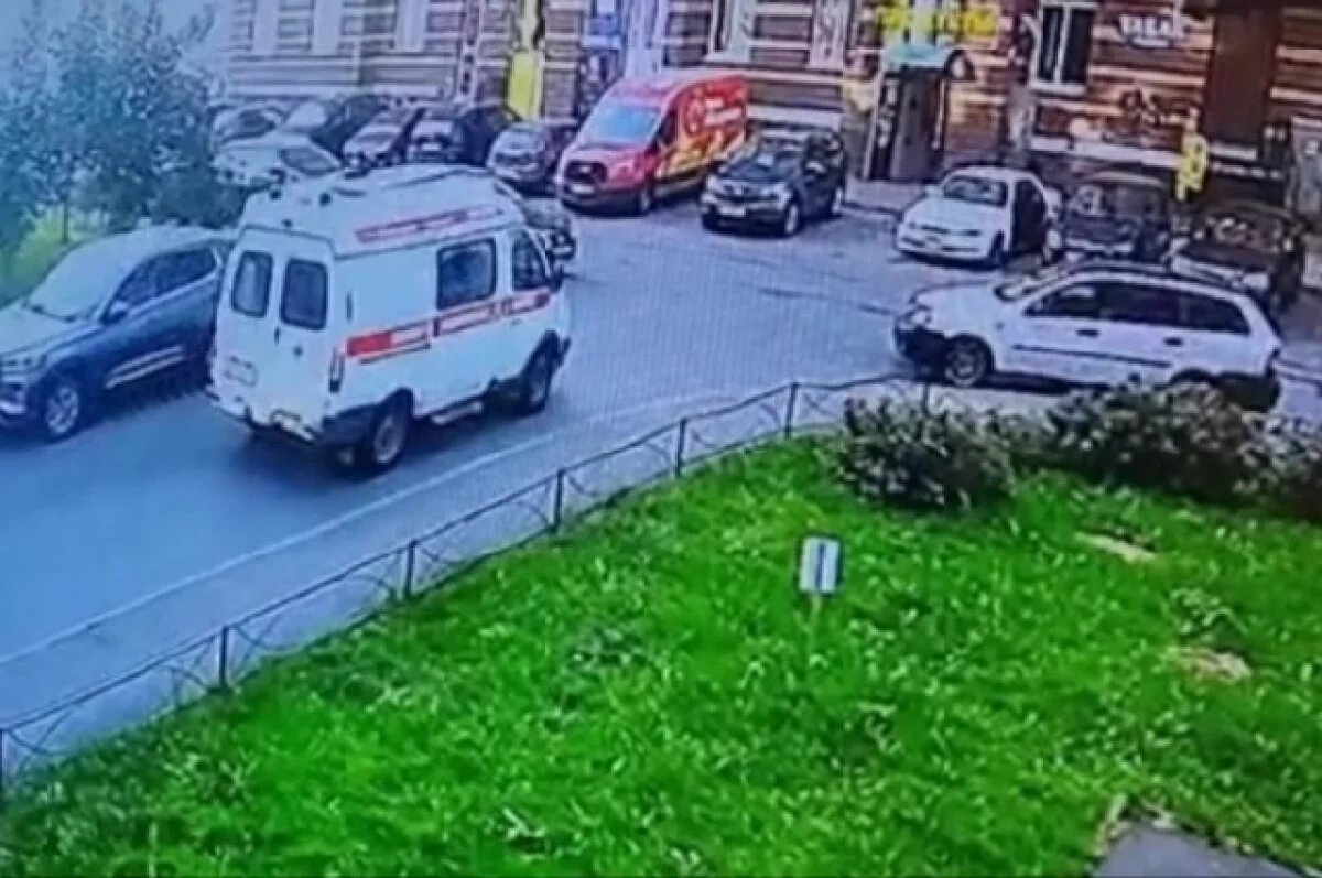    Комсомольчанин в Петербурге угнал скорую, разбил и попал под статью