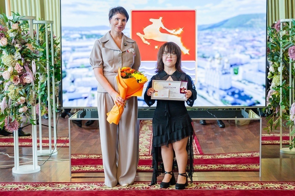   Фото: Награждение, А. Файзулина (справа) / Соцсети ЦСП Магаданской области