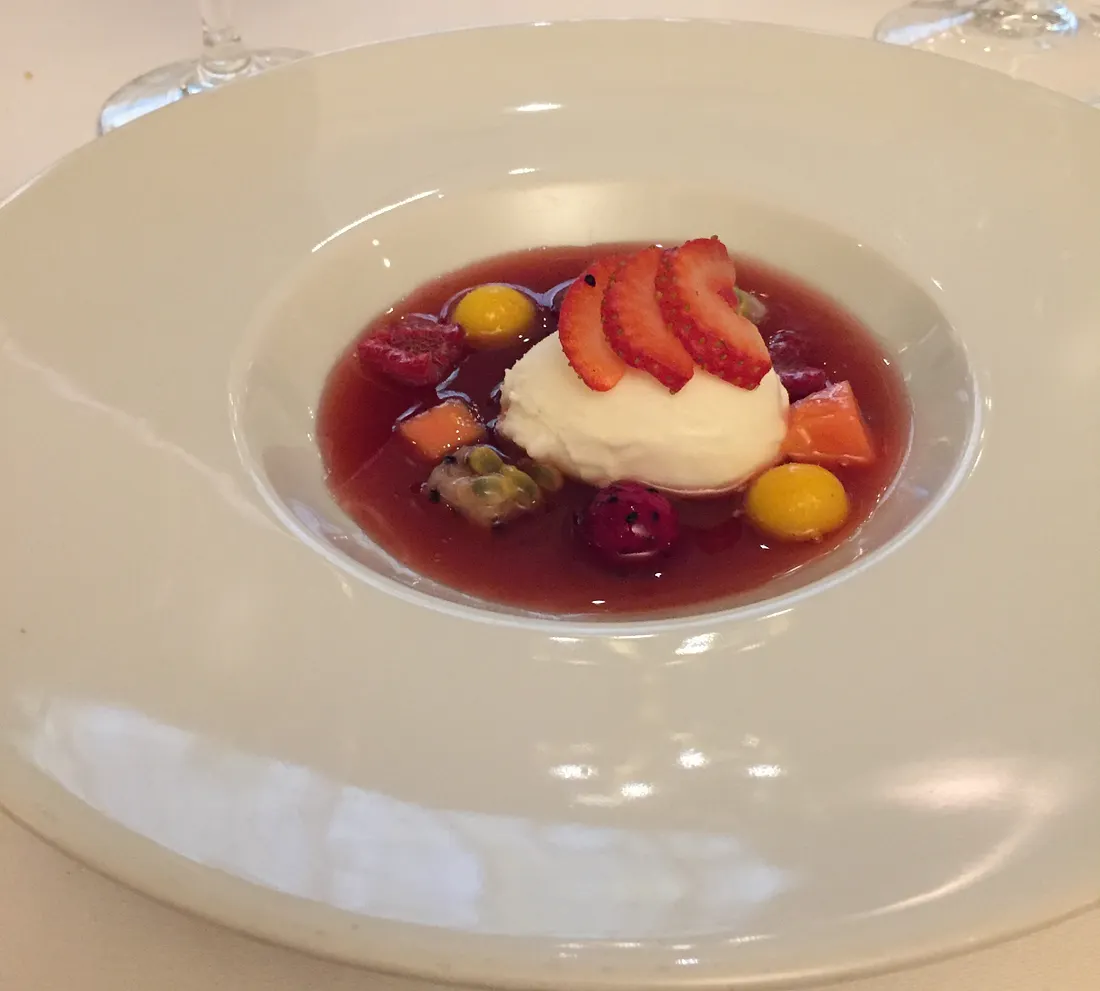 Испанский клубничный гаспачо в тогдашнем Westin Palace