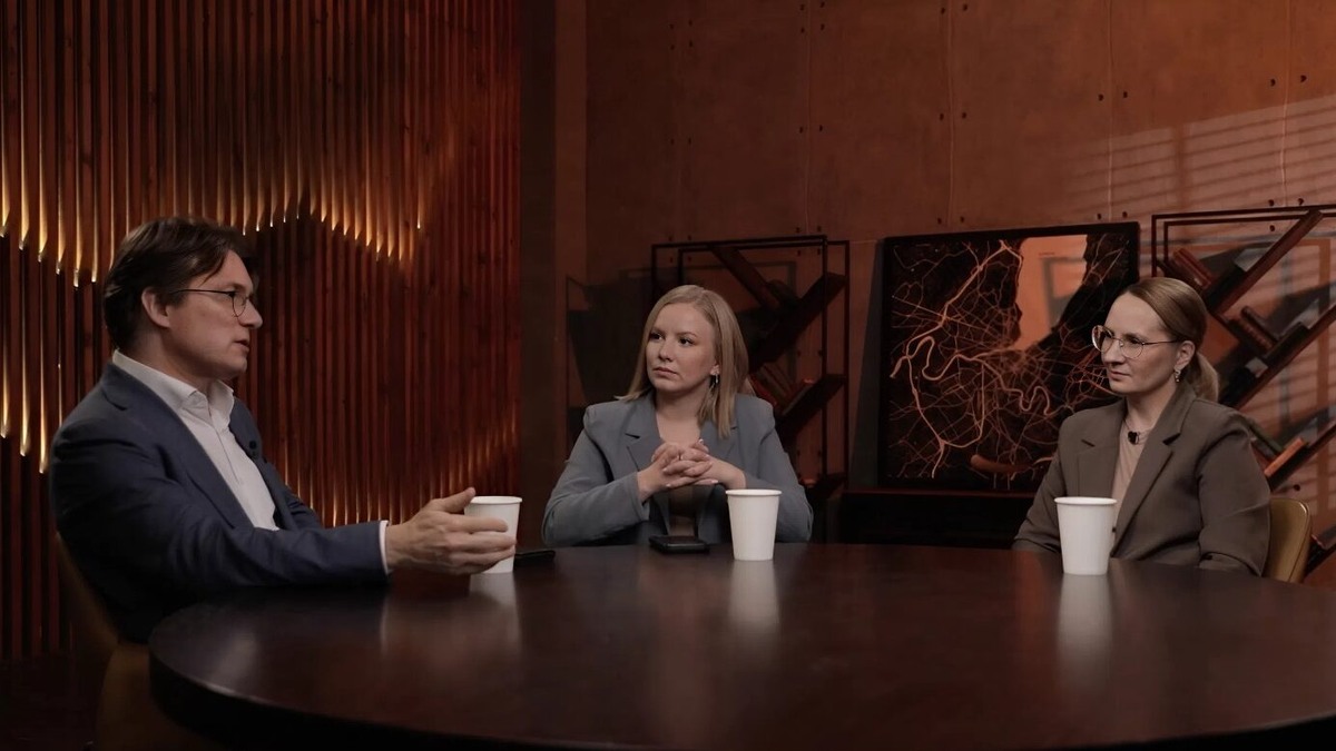    Юрий Белановский (слева) и Илона Южакова (справа) на съёмке подкаста Добро.Медиа. Кадр из подкаста