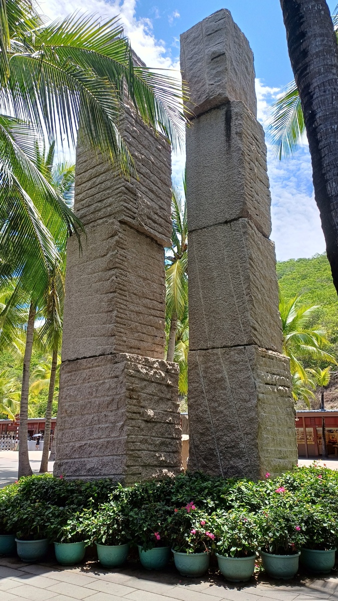 Перед входом в парк. 