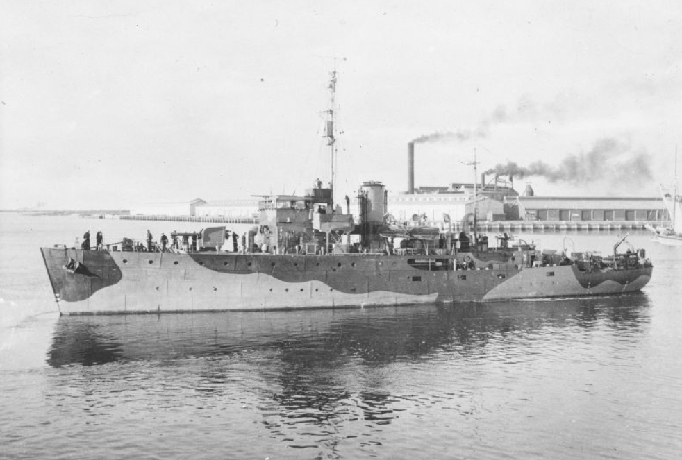 Австралийский корвет «Уаллару» стоит в гавани союзного порта