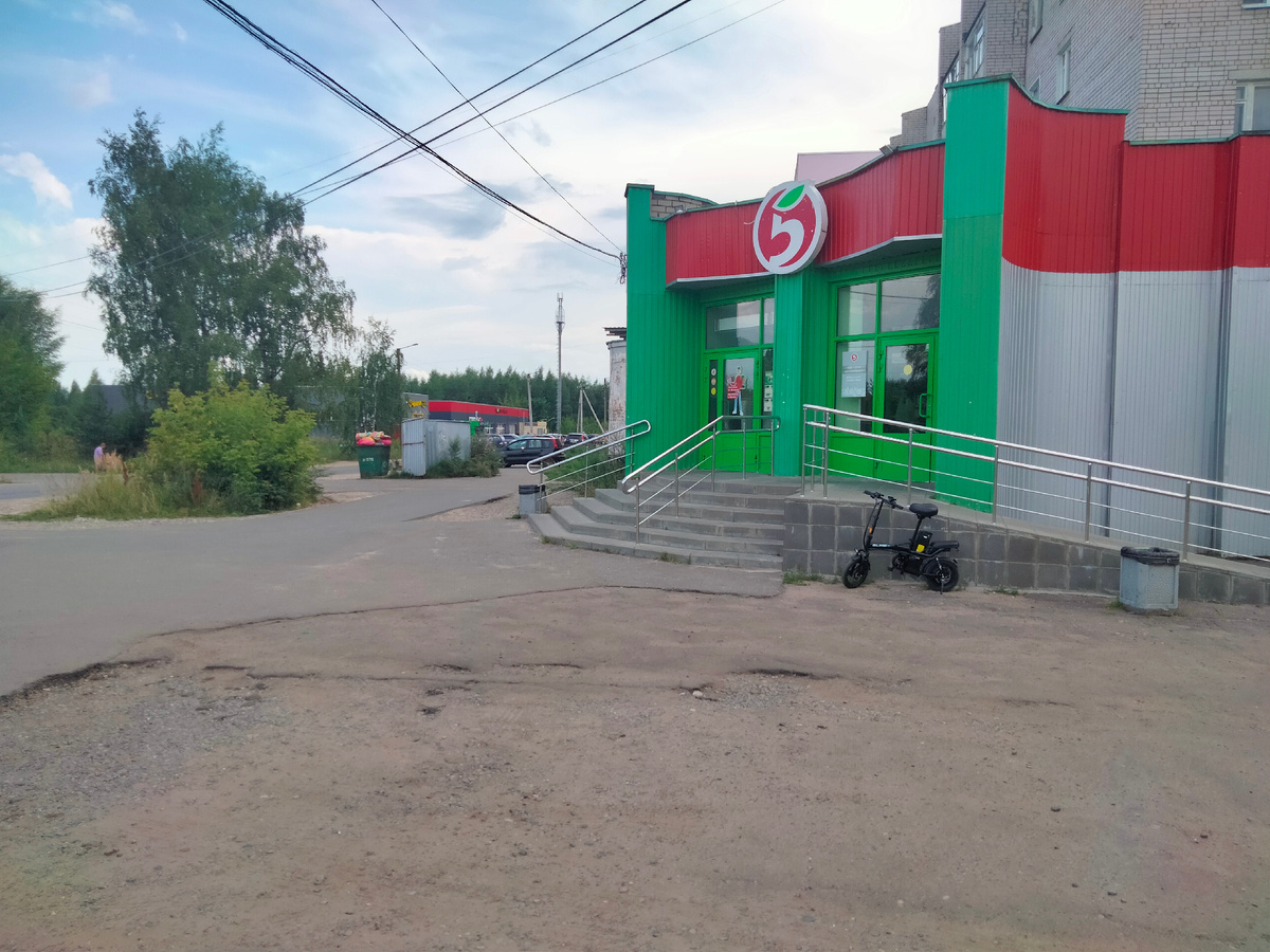 Горбунок притаился у входа в магазин "Пятёрочка"😄