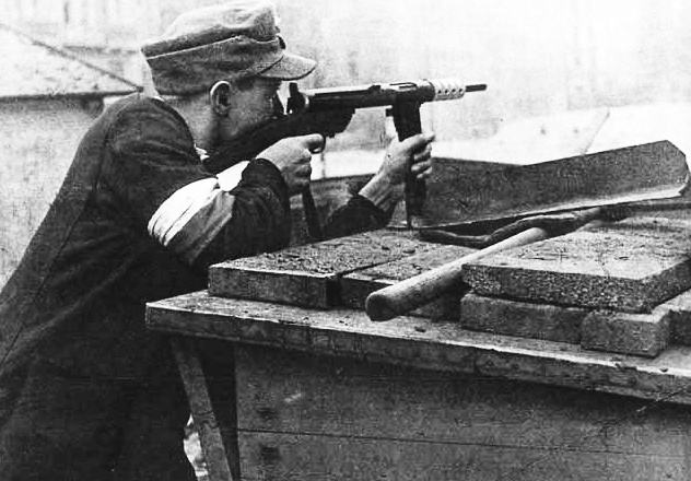 Польский повстанец во время Варшавского восстания. Фото, сделанное в августе 1944 года. 