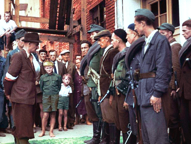 Варшавское восстание - сбор повстанцев. Фото, сделанное 1 или 2 августа 1944 года.