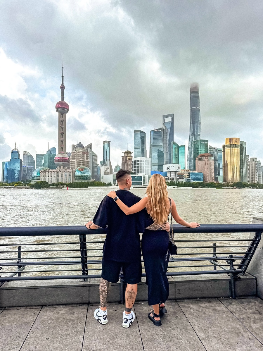 Шанхай – один из главных авиахабов мира. Если вы летите, скажем, в Таиланд, на Бали или Вьетнам, то перелет с пересадкой через Шанхай (например, China Eastern Airlines) выходит намного дешевле. Да, дорога занимает значительно больше времени, зато сэкономленные деньги можно потратить на отдых, а заодно – увидеть новую страну!