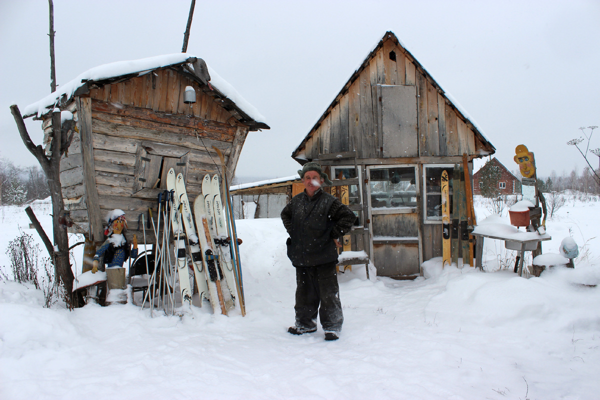 Сергей Тимофеев в своем дворе
