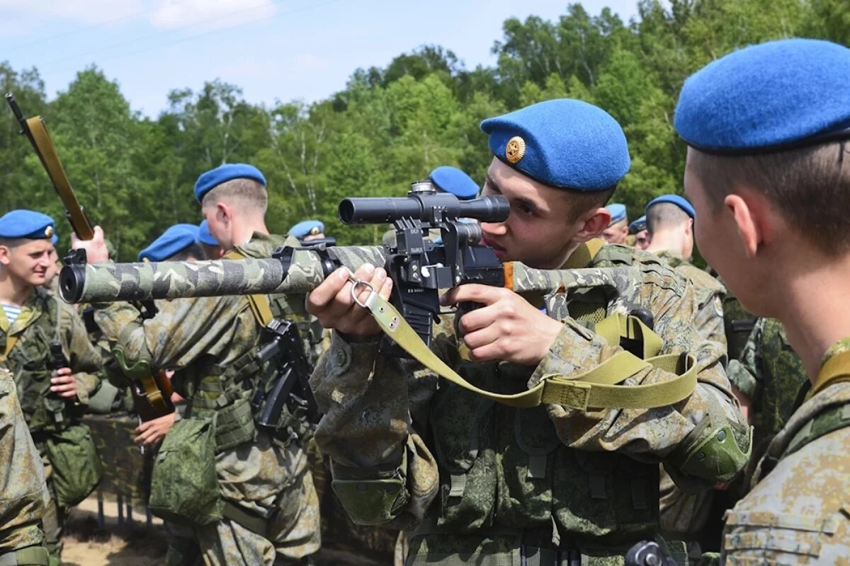    Это праздник всех, кто носил на службе голубой берет десантника.