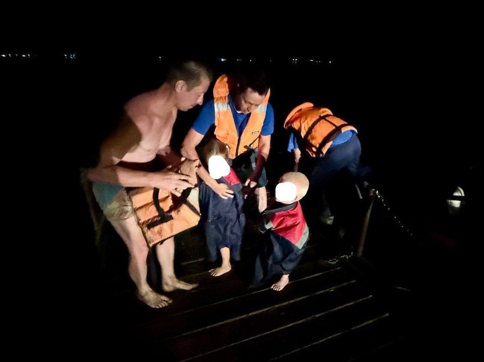     Лодка с двумя детьми перевернулась на озере Большое в Шарыповском округе