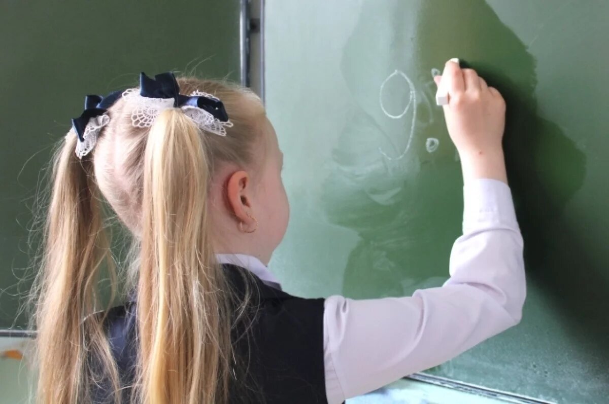    Украинские дети на каникулах проходят в школах идеологическую подготовку