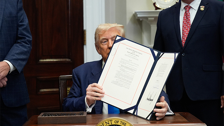    Трамп желает "сделать Америку великой снова", прибегая к угрозам и даже шантажу, но пока это в основном сотрясение воздуха. Фото: Yuri Gripas - Pool via CNP/Consolidated News Photos/Global Look Press