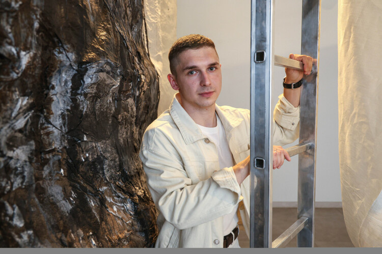    «Мне было любопытно работать с темой Страстной недели. Я думал, как об этом рассказать, и вспомнил про Туринскую плащаницу — артефакт, дошедший до наших дней, в который пеленали тело Христа и на котором остался его отпечаток».   
Фото: «БИЗНЕС Online»