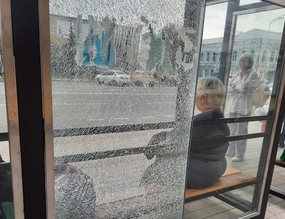    Ранее неизвестные разбили стекла на автобусных павильонах