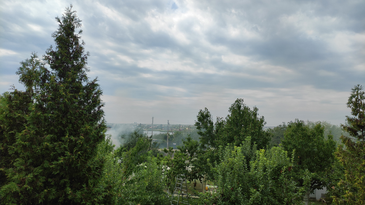 Утро на даче встретило тучками и дымком