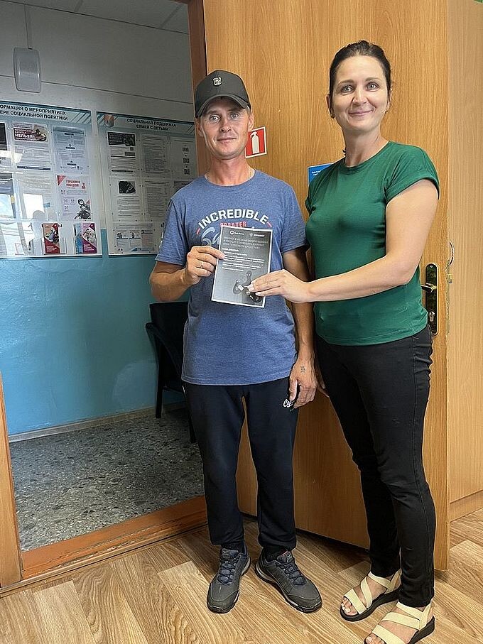 Самаркина Яна Валерьевна вручила мужчине буклет с информацией о мошенничестве