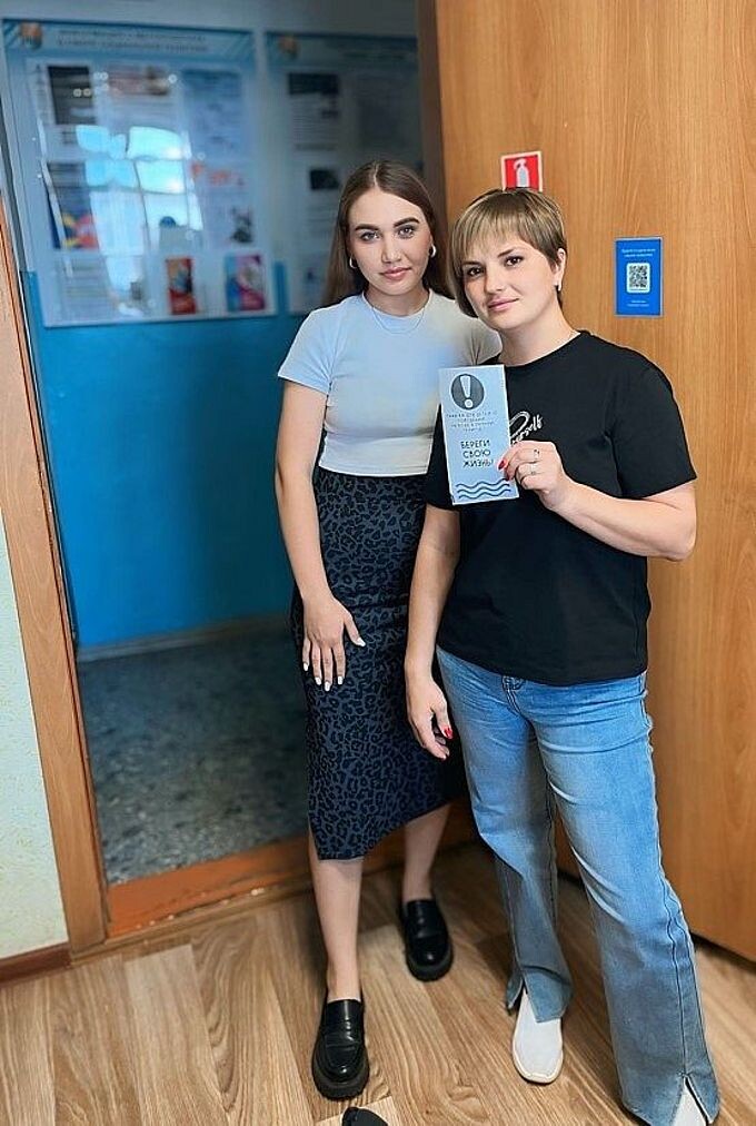 Березовская Виктория Андреевна вручила женщине буклет с правилами поведения на воде