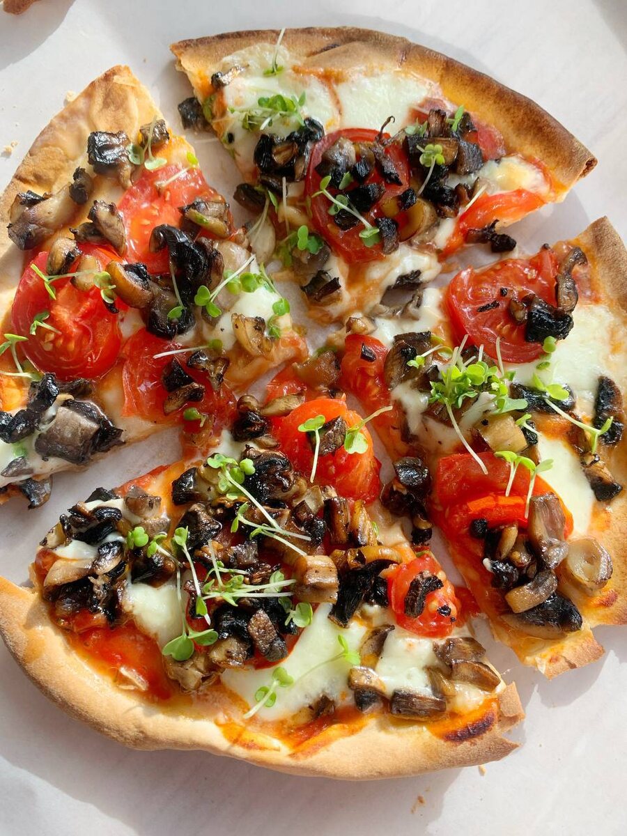 Томатный соус, грибы, помидоры и сыр 