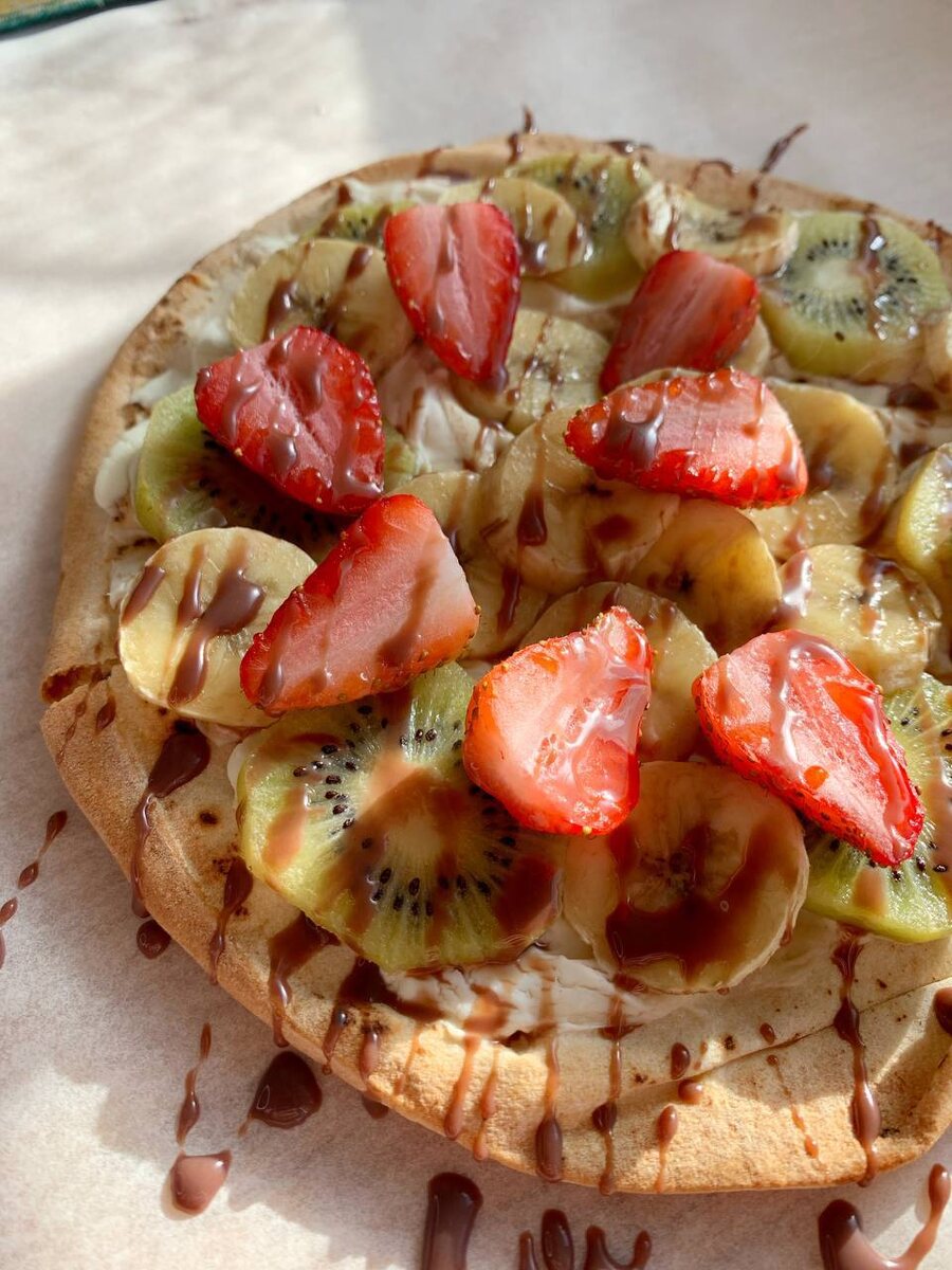 Заварной крем, фрукты и растопленный шоколад 