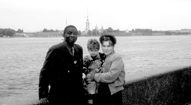 Амара Бангура-старший с петербургской невесткой Катей и внуком Гришей