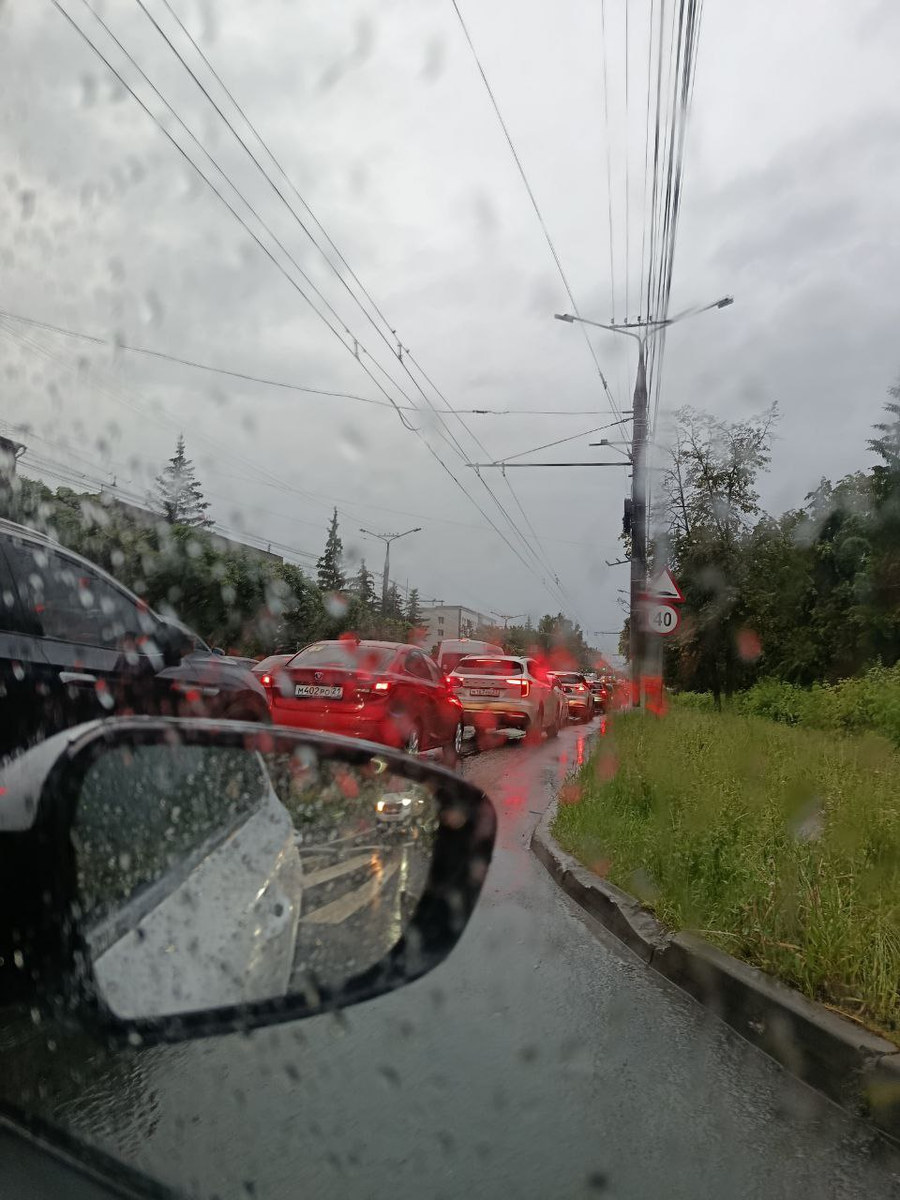 Фото из личного архива. Тот самый дождливый день. И вид из окна его машины