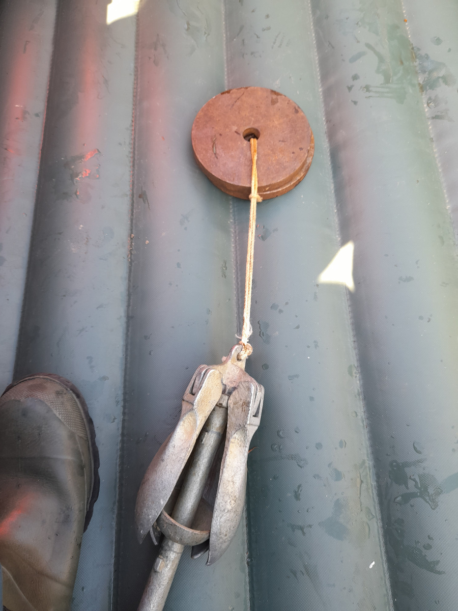 Первый вариант это "классический" якорь с 3-4 грунтозацепами, который продаётся практически в каждом магазине (якорь 1)