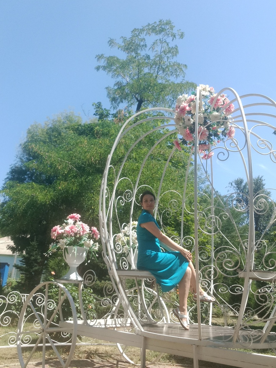 Я в сшитом мною платье гуляю и позирую в парке во время обеденного перерыва на работе