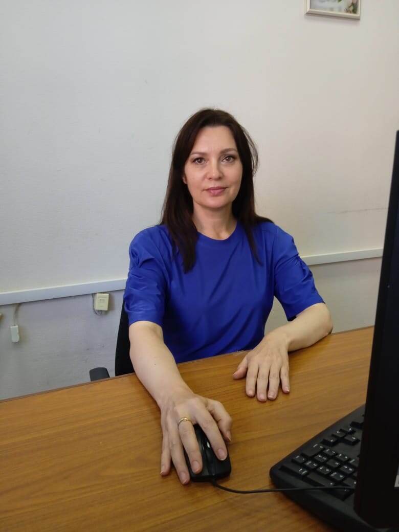 Я на работе, футболка с замысловатыми рукавами тоже сшита мной.