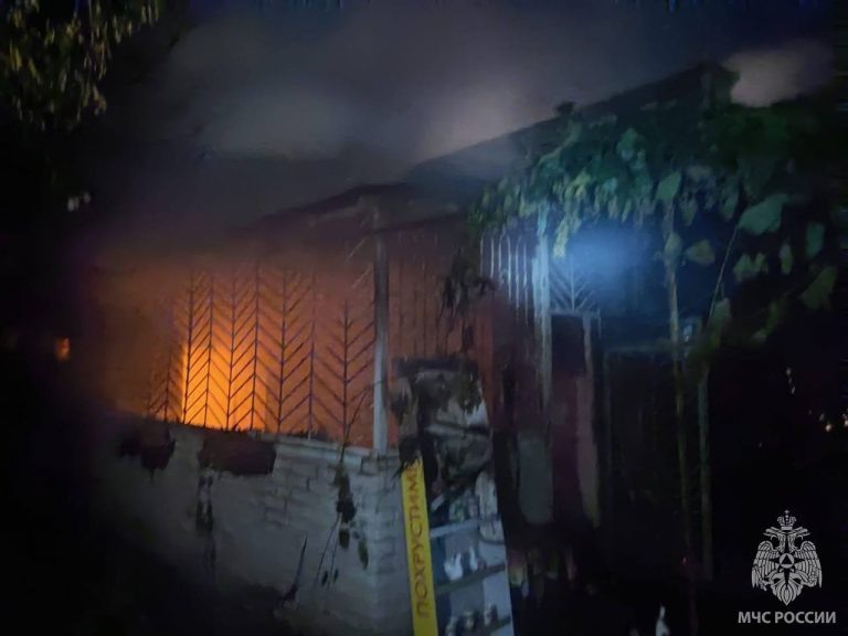    В Новотроицке эвакуировали шестерых человек из задымленного подъезда Оренбуржье