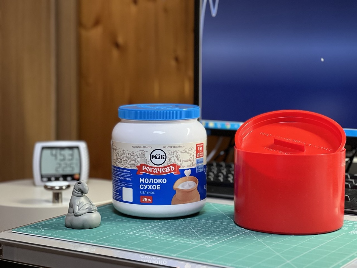 Банка сухого молока марки Рогачёв, которая была подвержена дозиметрическим исследованиям.