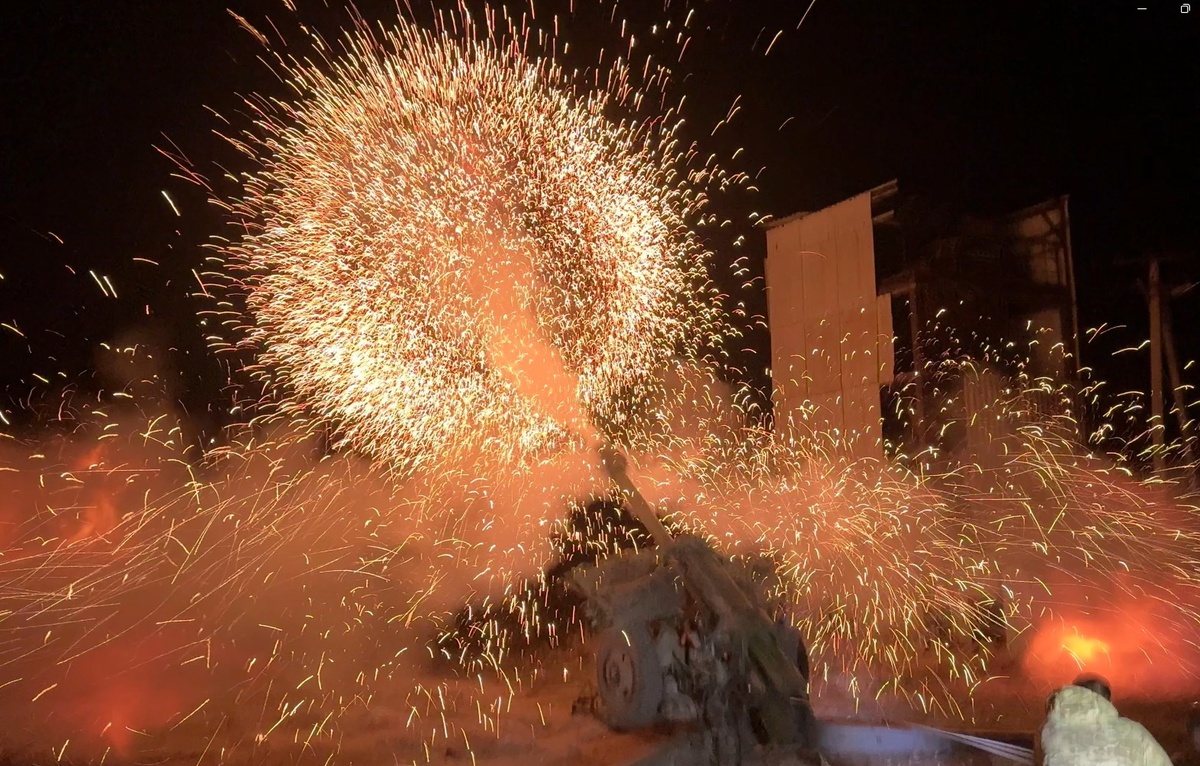 Ночную стрельбу в целях предотвращения ротации боевиков ВСУ ведет расчет орудия 2А65 Мста-Б.