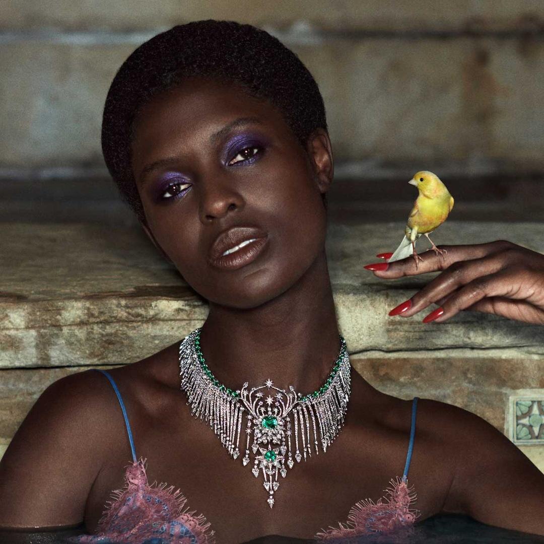 Вторая коллекция высокого ювелирного искусства Gucci называется Hortus Deliciarum и была разработана Алессандро Микеле, чья богатая эклектичность характеризует стиль Gucci от сумок до высокого ювелирного искусства. Моделью выступила Джоди Тернер-Смит. Gucci Hortus Deliciarum 2025.