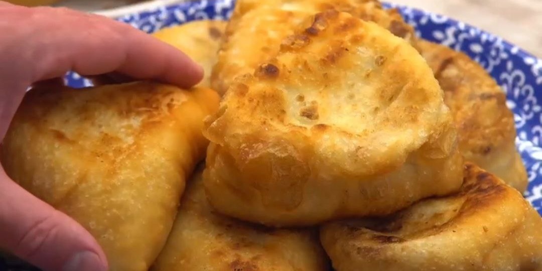 Пирожки по маминому рецепту с рыбой и луком.