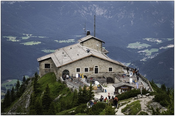 Кельштайнхаус (нем. Kehlsteinhaus; «Орлиное гнездо») - чайный домик, подаренный Шикльгруберу на 50-ти летие