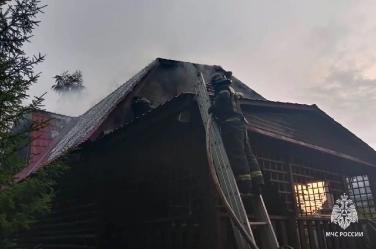    В Тульской области пожарные потушили автомобиль и баню