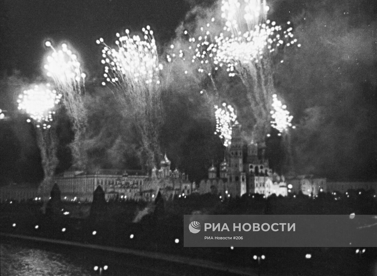 Первый салют в честь освобождения городов Орла и Белгорода. Фото из архива РИА НОВОСТИ