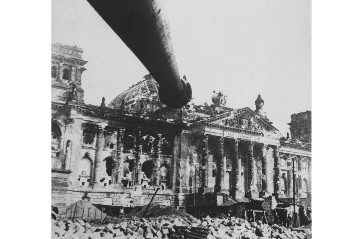 Архивное фото поверженного рейхстага. 