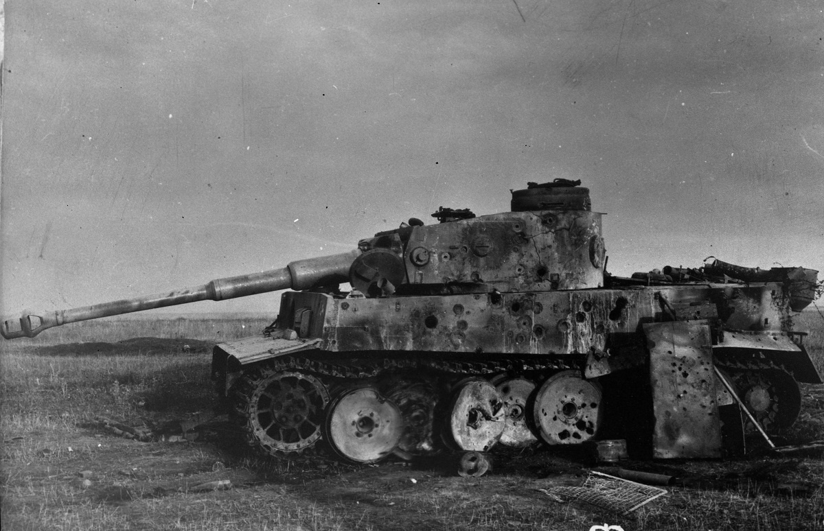  Уничтоженный немецкий тяжёлый танк PzKpfw VI Ausf E «Тигр I». Архивное фото