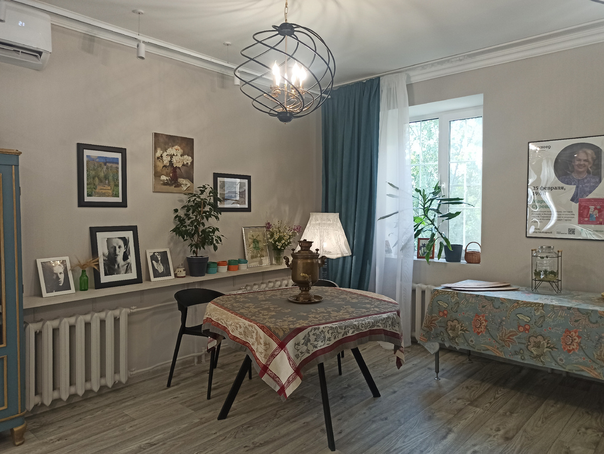 Это зона гостиной! Многие отмечают, что в студии уютно, как дома, но эту часть я планирую ещё доработать!