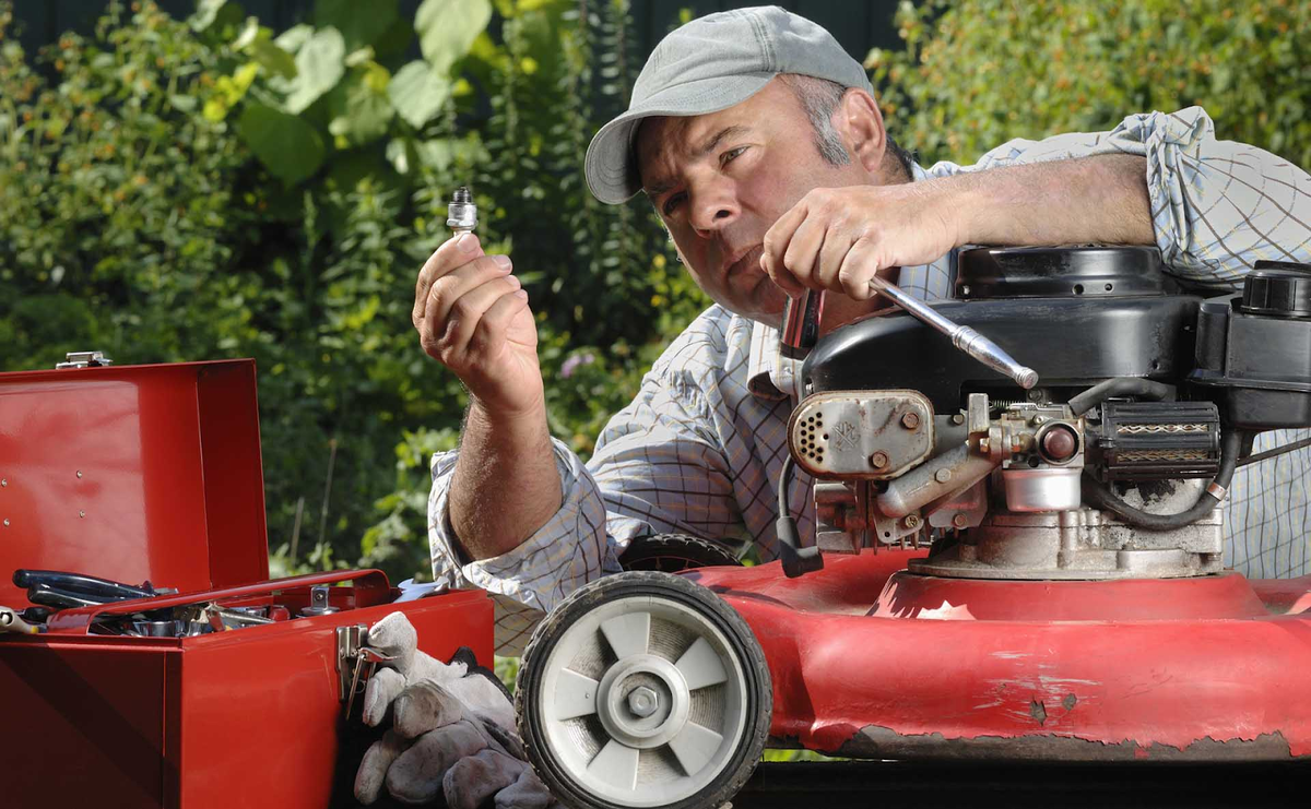 Многие неисправности газонокосилки можно устранить самостоятельно