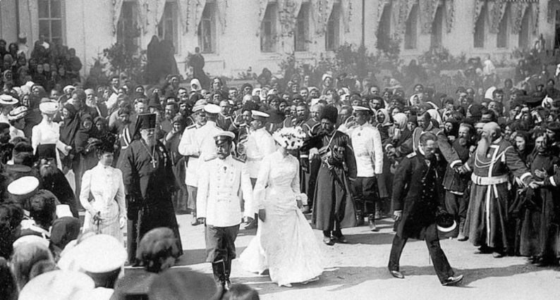 В обитель прибыл государь император с семьей и свитой. А вечером следующего дня началось Всенощное бдение, первая церковная служба, на которой преподобный Серафим стал прославляться в лике святых