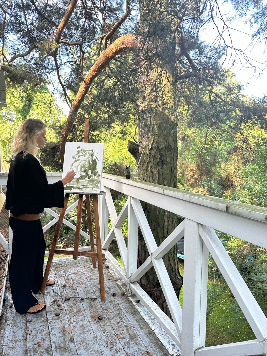 Художник Мария Смерчинская в процессе работы