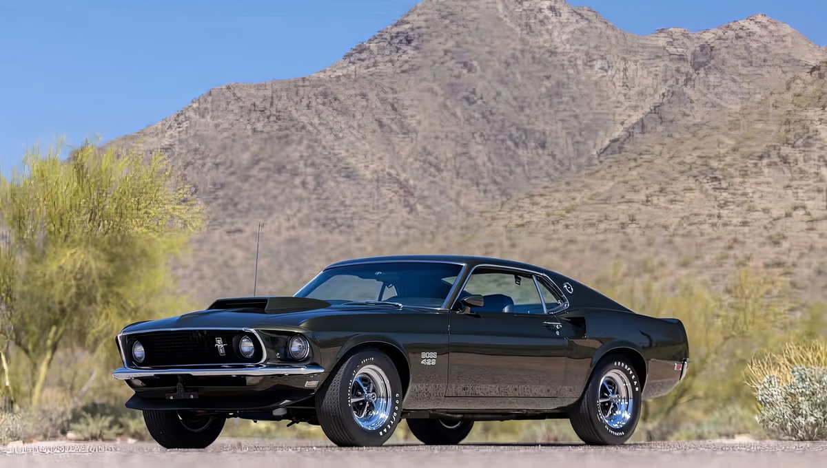 ©Bring a Trailer ©Ford 