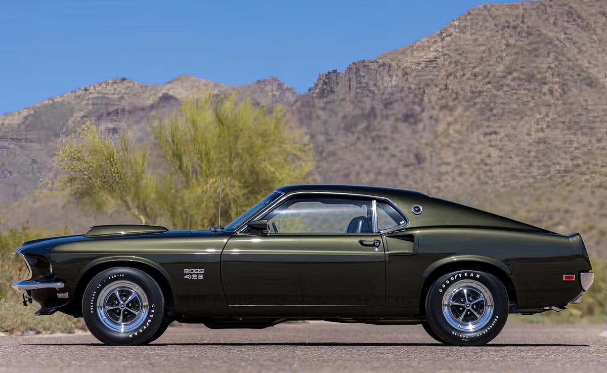 ©Bring a Trailer ©Ford 