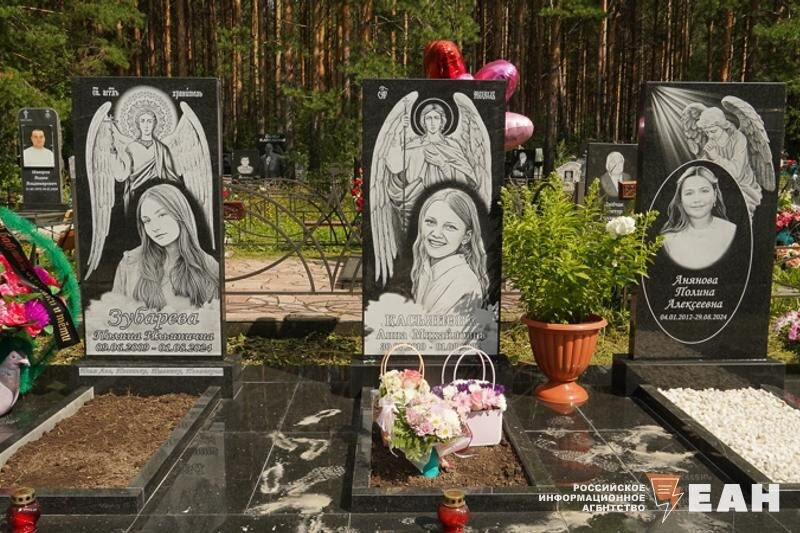    Девочек похоронили вместе