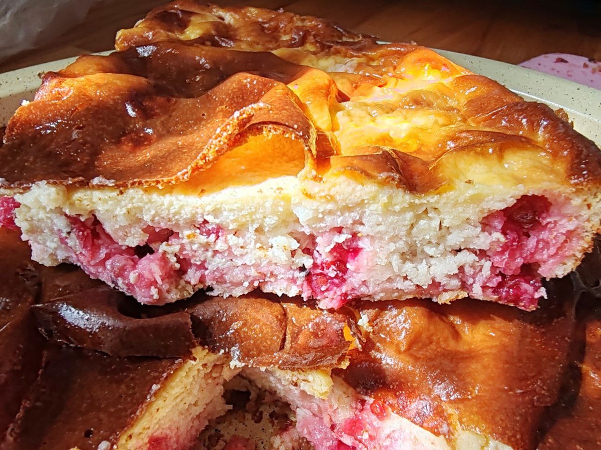 Летнее творожное суфле с красной смородиной. Фото автора.