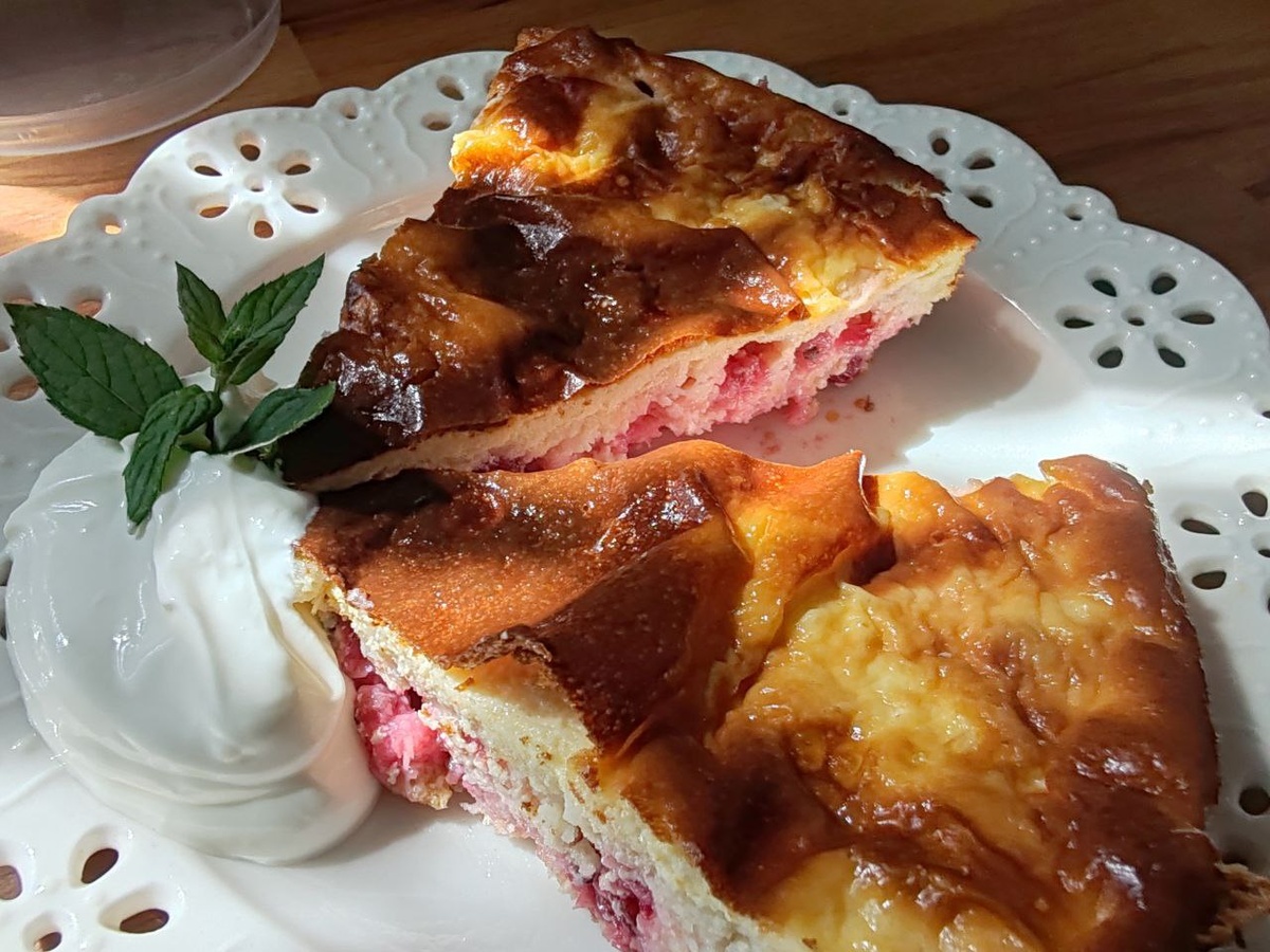 Летнее творожное суфле с красной смородиной. Фото автора.