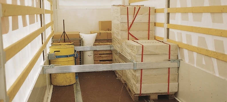 Фиксация груза в кузове грузового автомобиля с помощью распорок